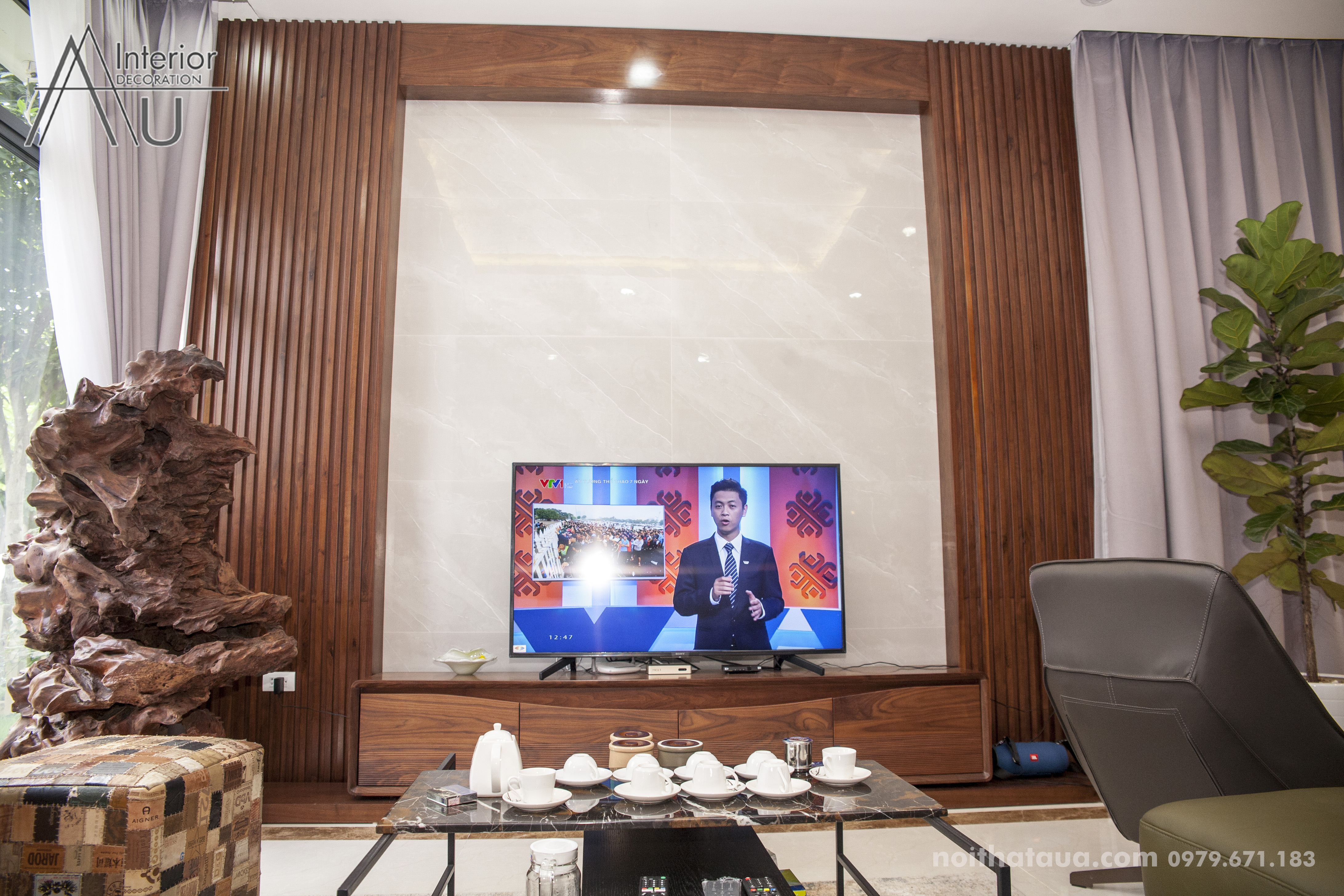 Thi công nội thất bằng gỗ óc chó nhập khẩu Bắc Mỹ nhà anh Hưng